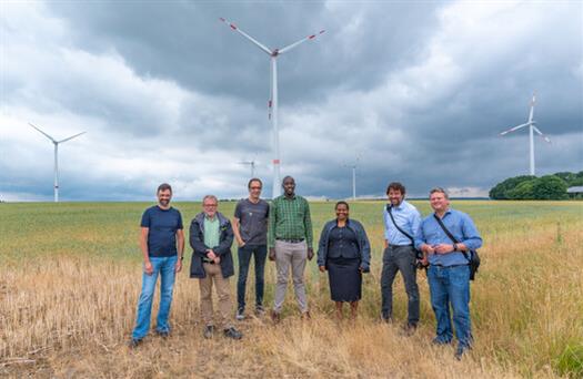Die Bedeutung der Windenergie wurde den Gästen aus Tansania in Guggenberg erläutert. Im Bild (von links): Alexander Picht (BayWa), Kai Strüber (Kommunale Abfallwirtschaft), Karlheinz Paulus (Energieforum), Emmanuel Deogratius George, Zuena Ungele, Dr. Jür