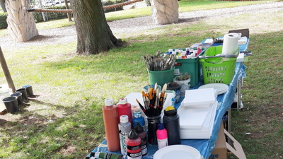 Tisch mit Farben
