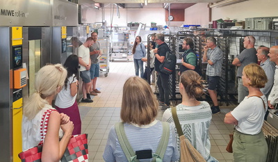 Geschäftsführer Thomas und Felix Hench zeigen den Betrieb