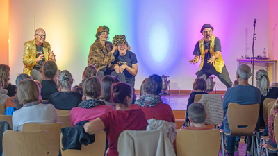 Zuschauer beobachten die Theatervorstellung