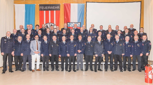 Aufstellung aller Feuerwehrleute mit 40-50 Dienstjahren