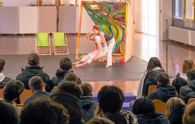 Sohn fällt auf der Bühne seiner Mutter in die Arme