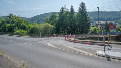 Brücke über die Mud die durch Baustellenabsperrung verengt wurde