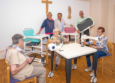Drei Bewohnerinnen des Seniorenheims trainieren am Plaudertisch
