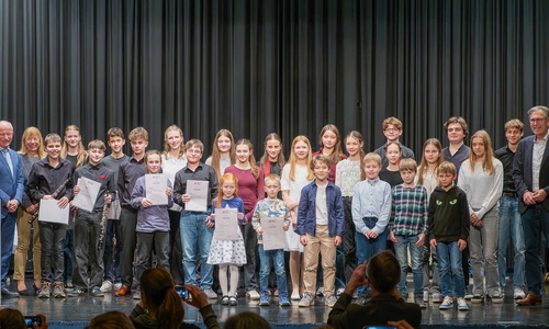 Gruppenfoto der Ausgezeichneten mit den Amtsträgern aus der Lokalpolitik