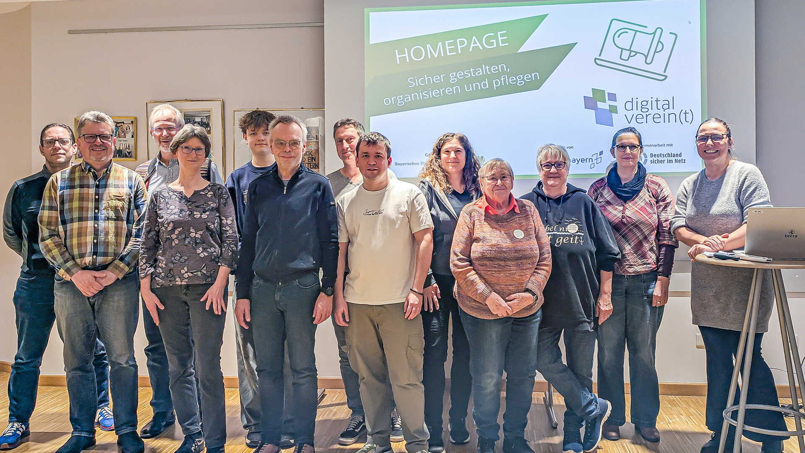 Gruppenfoto der Teilnehmer am Seminar "Homepage in der Vereinsarbeit"