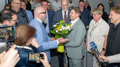 Stellvertretender Landrat Bernd Schötterl gratulierte Björn Bartels zum Wahlsieg