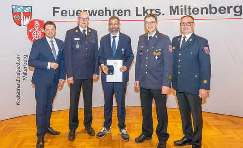 Fünf Männer in blauen Anzügen