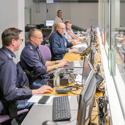 Polizisten an ihren Computern