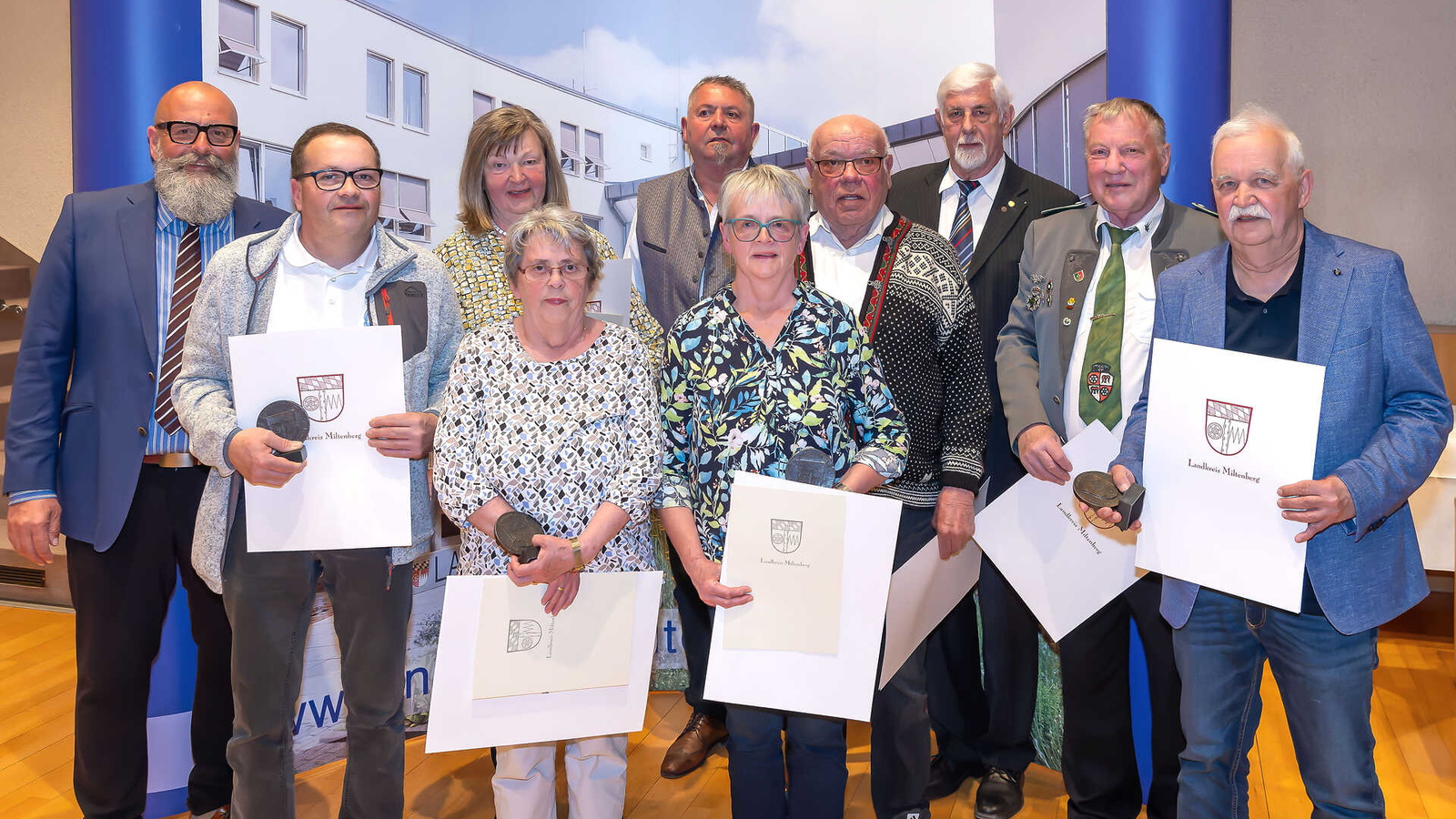 Gruppe mit Ehrenplaketten