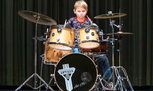 Jugendlicher spielt Schlagzeug