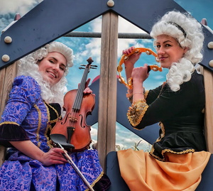 Zwei Frauen mit Geigen