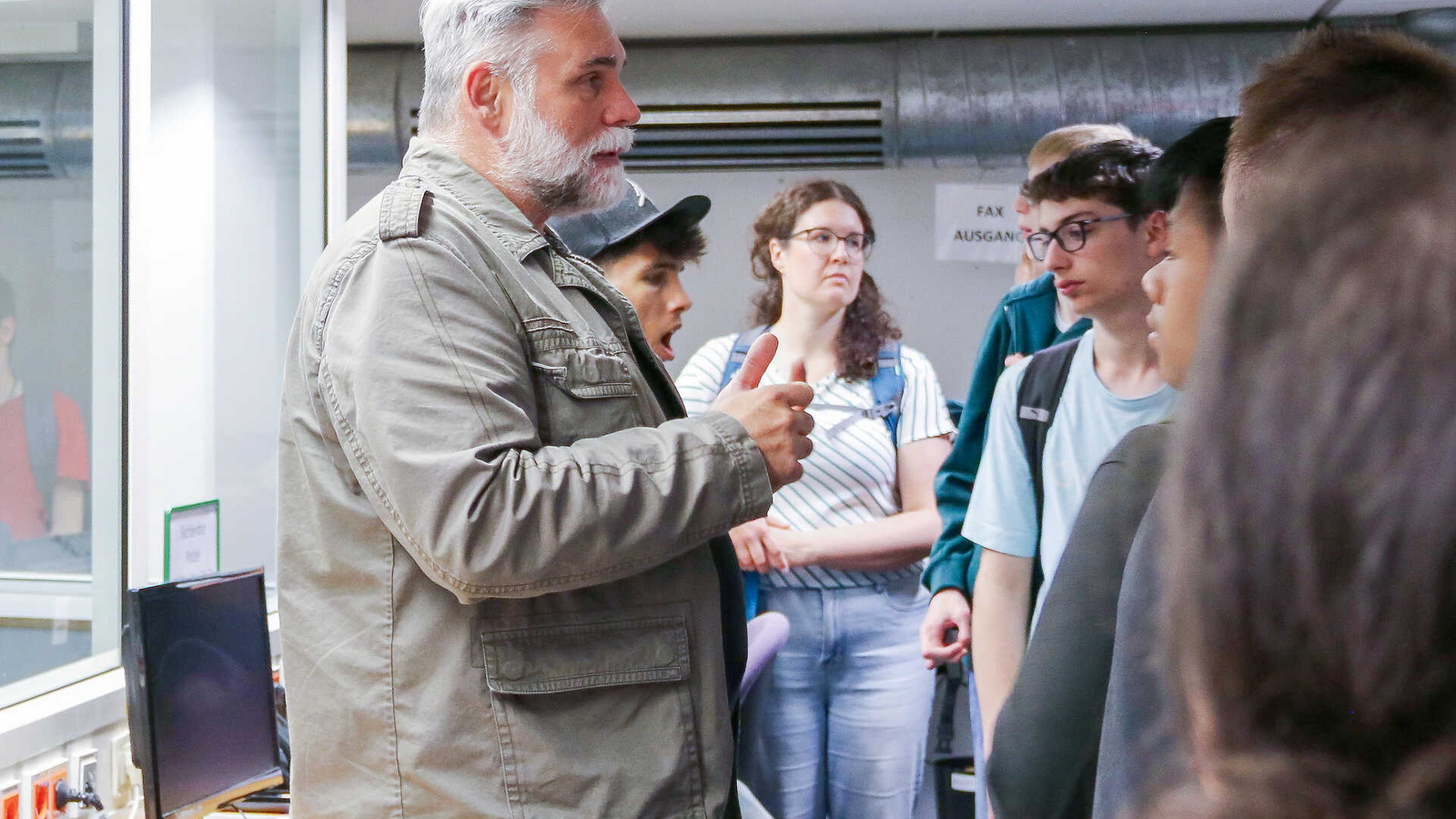 Martin Selonke erklärt Schülerinnen und Schülern