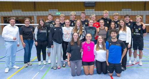 Gruppenbild in der Turnhalle