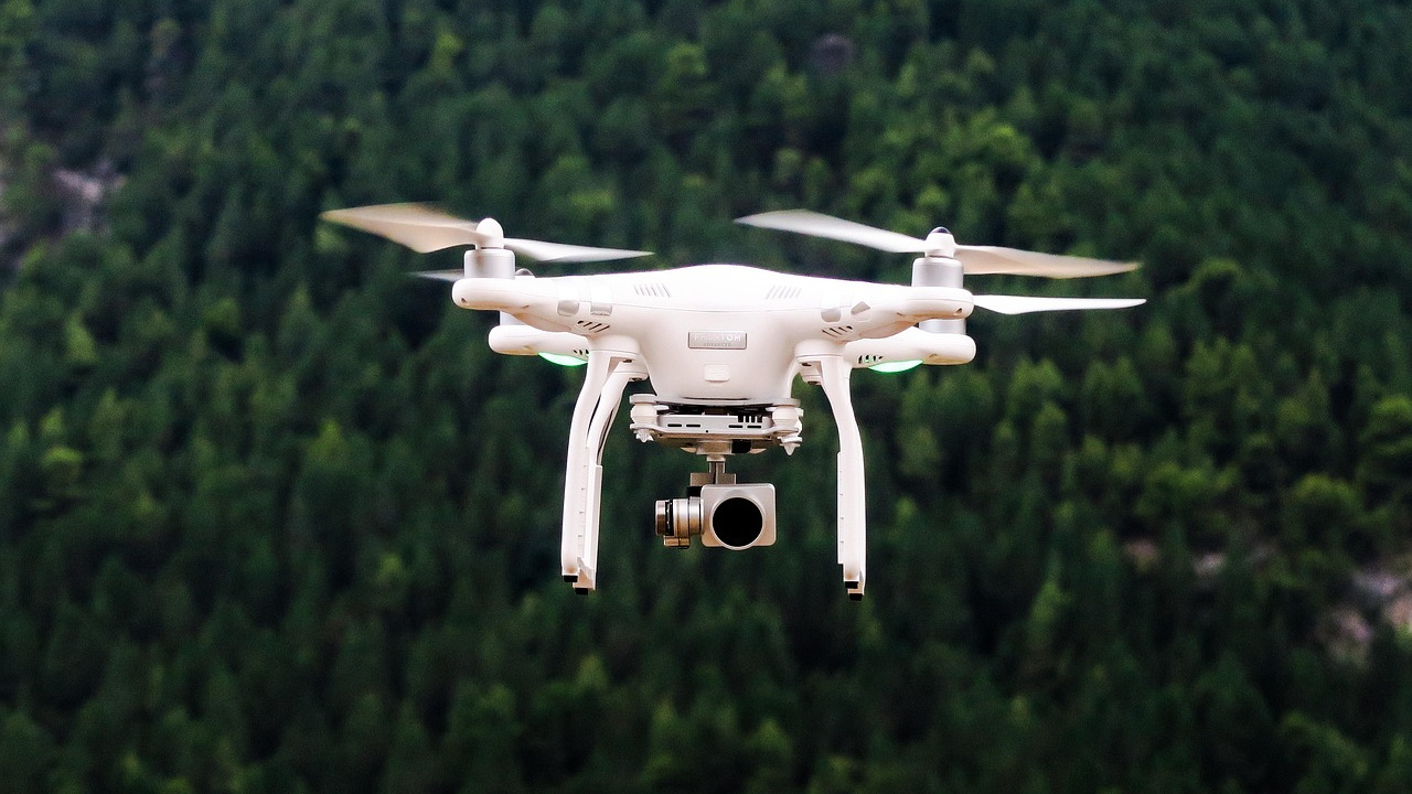 Drohne die über den Wald fliegt