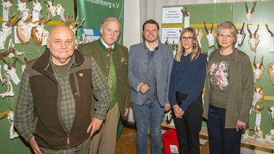 Einen Eindruck von den Ergebnissen des abgelaufenen Jagdjahres verschafften sich Jagdberater Hubertus Hauk, BJV-Vorsitzender Ralph Keller, Landrat Björn Bartels, Sabine Dobler-Stegmann und Veterinäramtsleiterin Dr. Vanessa Schönenbrücher.