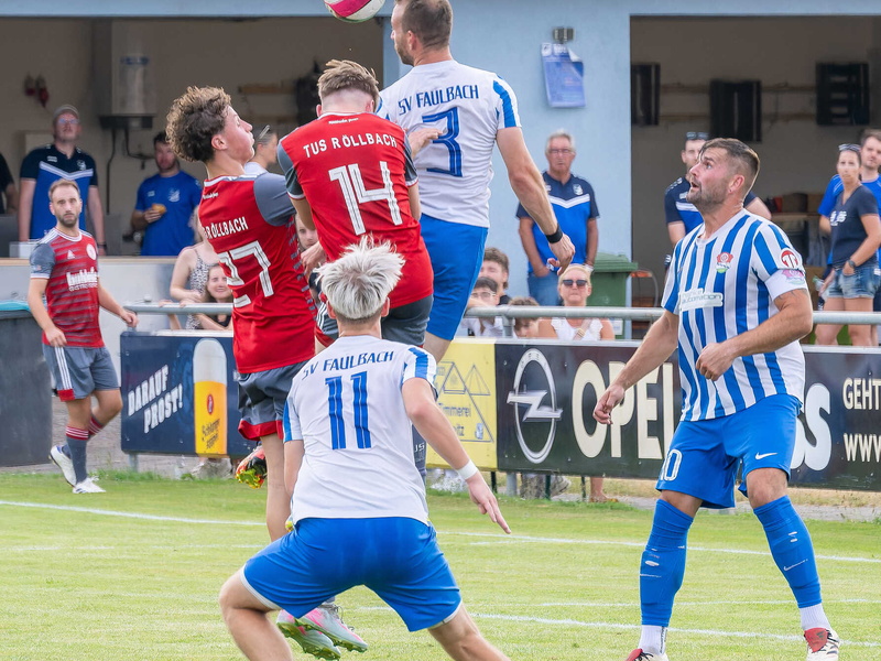 spannendes Kopfballduell mit drei Spielern