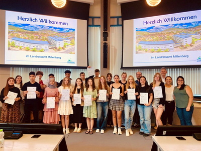 Die Jugendlichen, ihre Lehrkräfte sowie Schulamtsdirektor