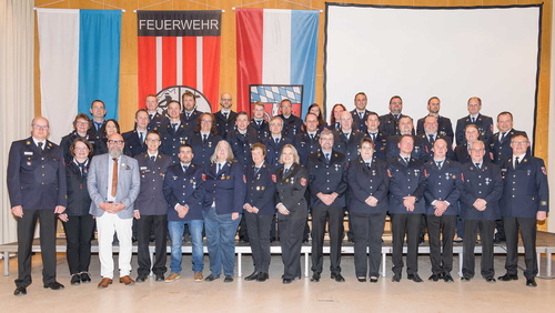 Aufstellung aller Feuerwehrleute mit 25 Dienstjahren