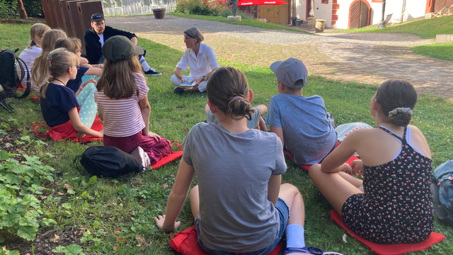 Kinder die im Kreis sitzen