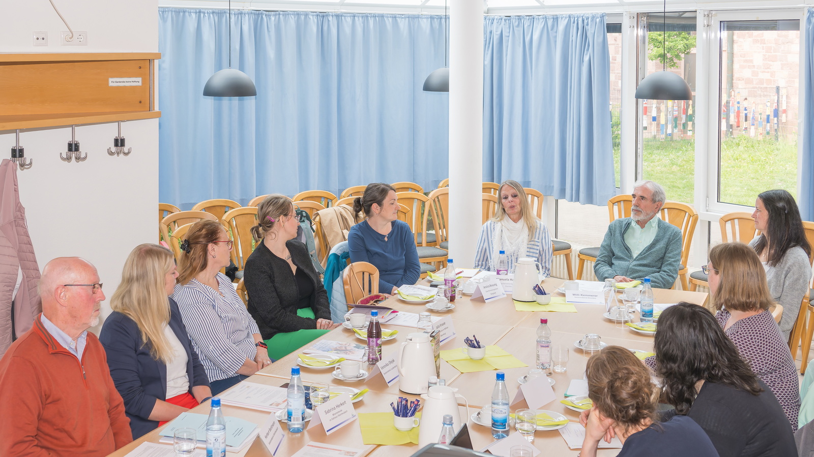 Viele Menschen die um einen tisch sitzen
