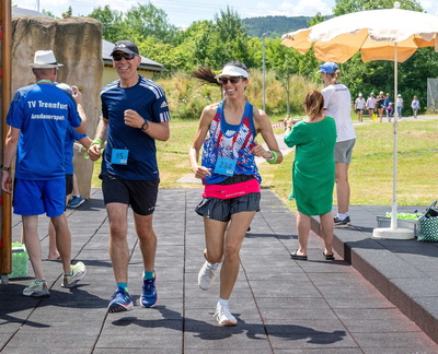 Zwei lachende Läufer