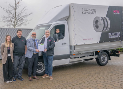 Menschen vor Transporter