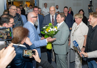 Stellvertretender Landrat Bernd Schötterl gratulierte Björn Bartels zum Wahlsieg