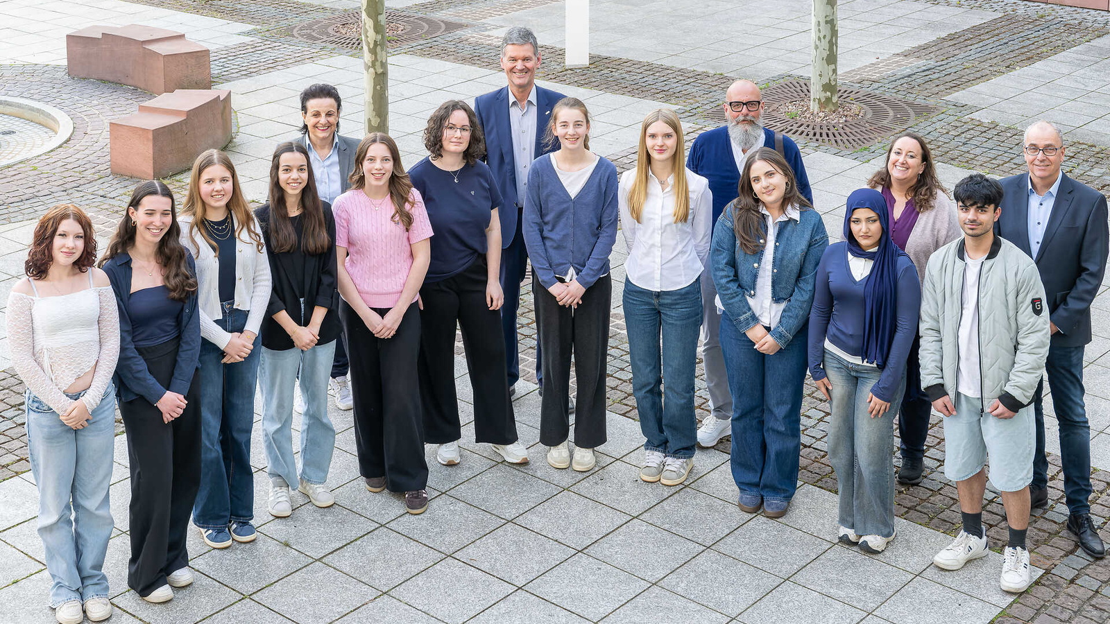 Schülerinnen und Schüler im Gruppenbild