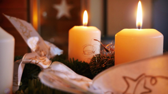 Adventskranz mit brennenden Kerzen