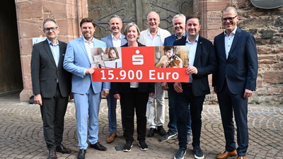Gruppe bei der Spendenübergabe
