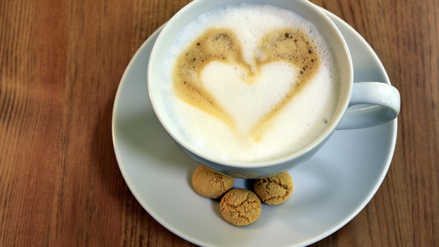Kaffee in Tasse mit Herz