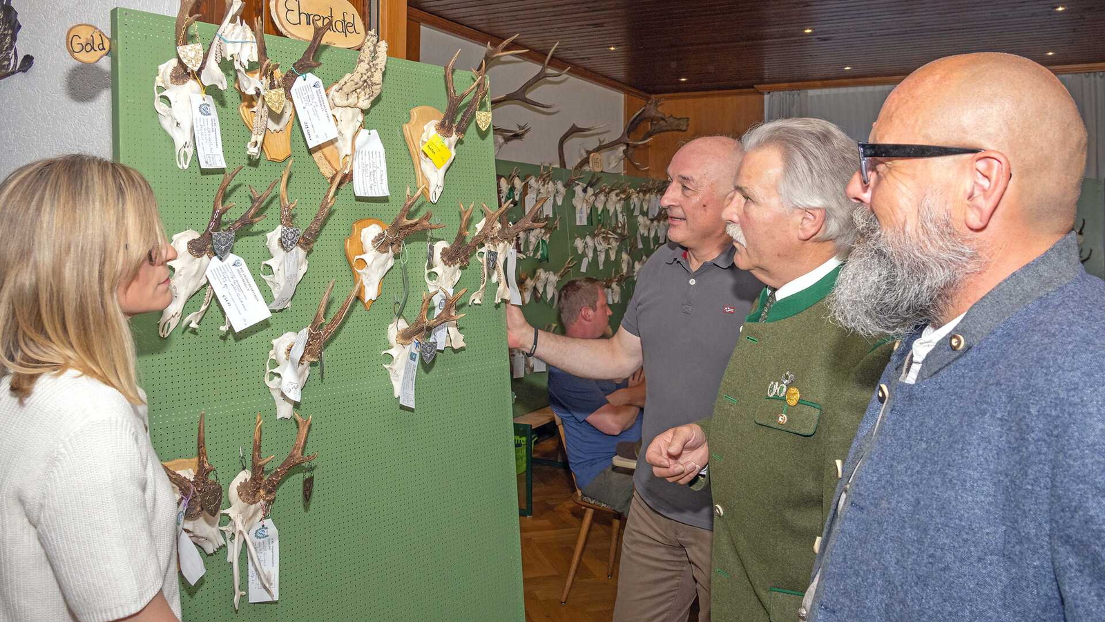 Begutachtung der Ehrentafel bei der Hegeschau