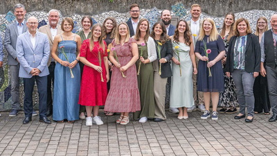14 junge Lehrkräfte und Gratulanten