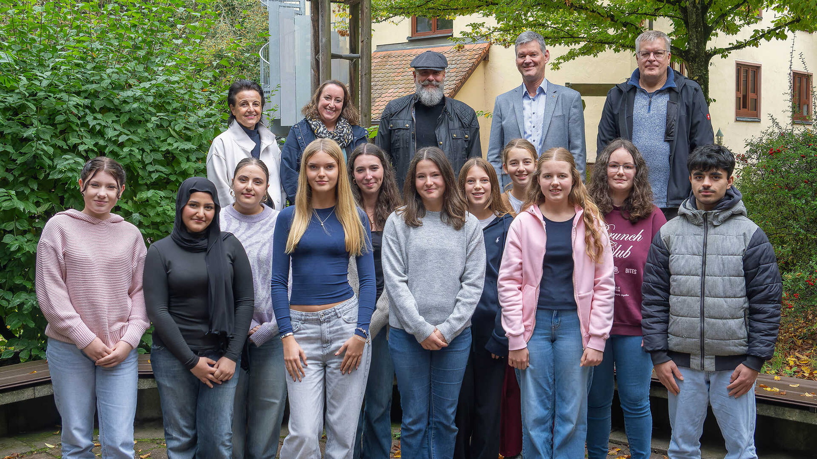 Stellvertretender Landrat Bernd Schötterl mit elf von zwölf Teilnehmenden des Förderprogramms