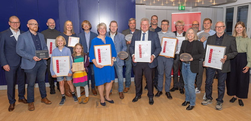 Stellvertretender Landrat Bernd Schötterl bei der Übergabe der Baupreise