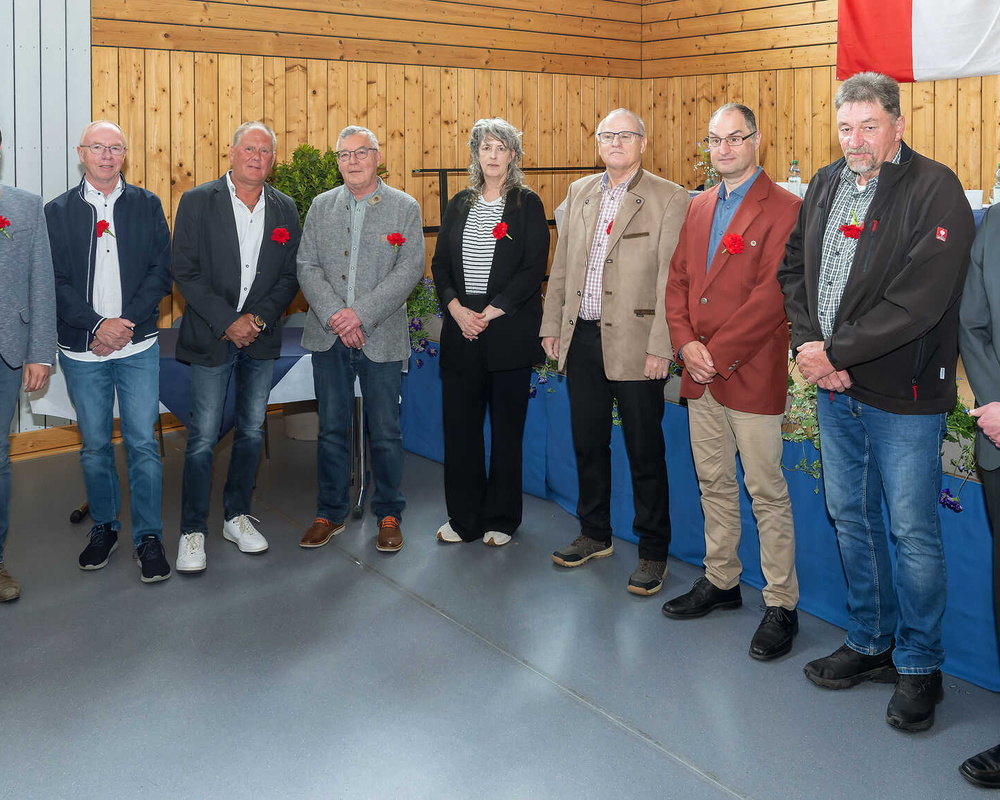 Landrat Björn Bartels vereidigte sieben neue Feldgeschworene; es gratulierte auch Vermessungsamtsleiter Wolfgang Reindl.