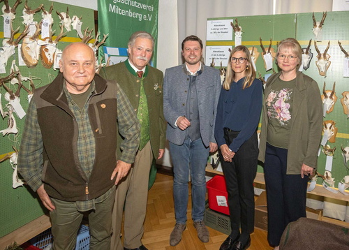 Einen Eindruck von den Ergebnissen des abgelaufenen Jagdjahres verschafften sich Jagdberater Hubertus Hauk, BJV-Vorsitzender Ralph Keller, Landrat Björn Bartels, Sabine Dobler-Stegmann und Veterinäramtsleiterin Dr. Vanessa Schönenbrücher.