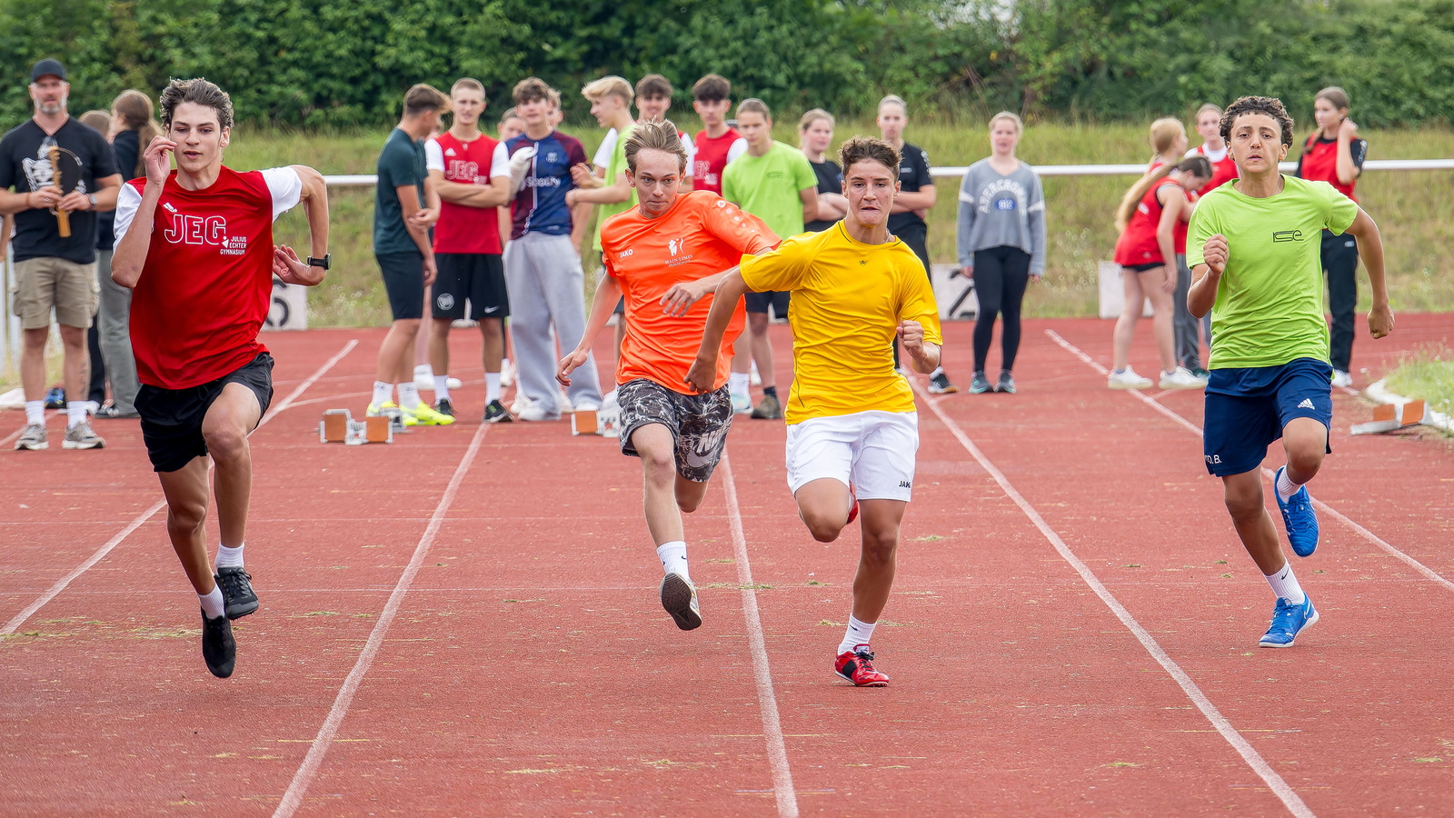 Teilnehmer beim Sportfest auf der Laufbahn