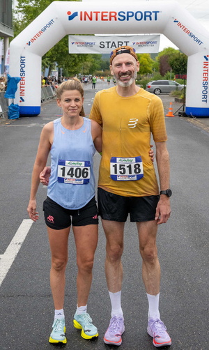 Frau und Mann in Sportoutfit