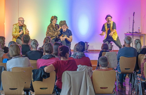Zuschauer beobachten die Theatervorstellung