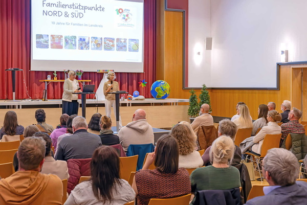 Gäste beobachten den Vortrag