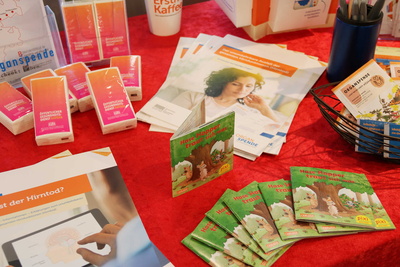 Verschiedenste Flyer und Werbematerialien auf einem Tisch