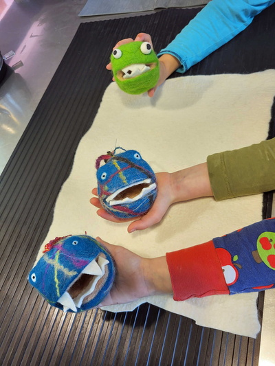 Aus Filz gebastelte Raubfische, die die Sorgen nehmen sollen