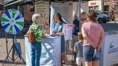 Bürger kommen am Stand am Engelplatz in Miltenberg ins Gespräch mit den Mitarbeiterinnen des Landratsamts Miltenberg.