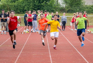 Teilnehmer beim Sportfest auf der Laufbahn