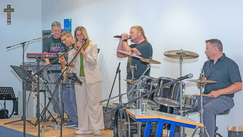 Fünfköpfige Band spielt und singt