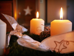 Adventskranz mit brennenden Kerzen