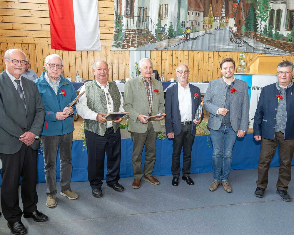 Die für 25 Jahre Tätigkeit als Feldgeschworene Geehrten mit Vermessungsamtsleiter Wolfgang Reindl sowie Kreisobmann Christian Schüßler und Landrat Björn Bartels.