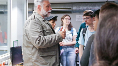 Martin Selonke erklärt Schülerinnen und Schülern